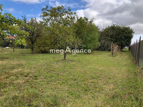 The land is located in the charming commune of Saint-Julien-l'Ars (86800), offering a peaceful living environment and breathtaking views of the surrounding countryside. Ideally located, 20 minutes from Poitiers, this building plot of 1335 m² is fully...