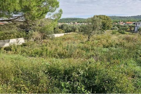 Location: Zadarska županija, Bibinje, Bibinje. Baugrundstück zum Verkauf in Bibinje, einer Siedlung in der Nähe von Zadar, nicht weit vom Yachthafen von Bibinje entfernt, neben einer asphaltierten Straße, wo es Strom-, Wasser- und Abwasseranschlüsse ...