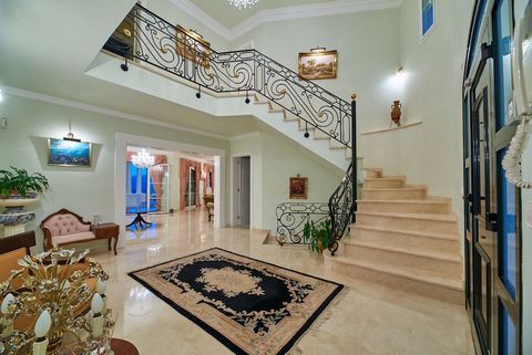 SPECTACULAIRE VILLA DE STYLE COLONIAL À EL MONTGO, AVEC VUE PANORAMIQUE SUR LA CAMPAGNE. INCROYABLEMENT LUXUEUX, 7 CHAMBRES AVEC LICENCE TOURISTIQUE POUR LA LOCATION DE VACANCES. À L’ÉTAGE PRINCIPAL, IL Y A UNE GRANDE CUISINE-SALLE À MANGER, DEUX SAL...