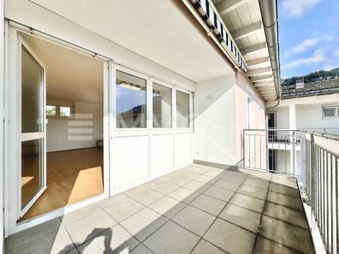 Lift, Balkon, Homeoffice und ein Tiefgaragenabstellplatz. Die Wohnung wurde für den Verkauf frisch ausgemalt und der Parkettboden überarbeitet. Das Badezimmer mit Fenster überzeugt mit einer Dusche und Badewanne. Zusätzlich zu den 2 Schlafzimmern gib...