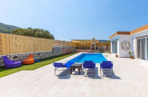 Fantastische huwelijksreisvilla te koop in Antalya / Kaş – Sarıbelen! Beschrijving: Welkom in je nieuwe oase! Deze exclusieve 1+1 huwelijksreisvilla met een royale bewoonbare oppervlakte van 80 m² en een ruime tuin van 1262 m² nodigt u uit om onverge...