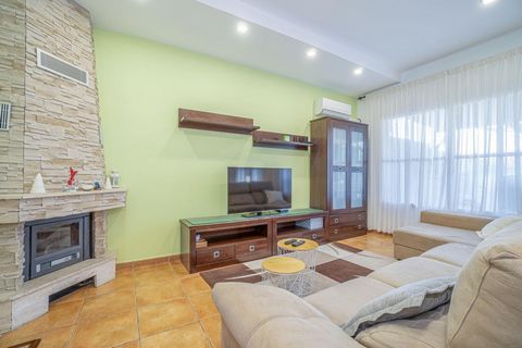 Benvenuti in questa splendida casa a schiera nel tranquillo e residenziale villaggio di Torroella de Ffiumià! Con quattro camere da letto, tre bagni e un ampio soggiorno separato, questa proprietà è perfetta per ogni famiglia che cerca una casa confo...