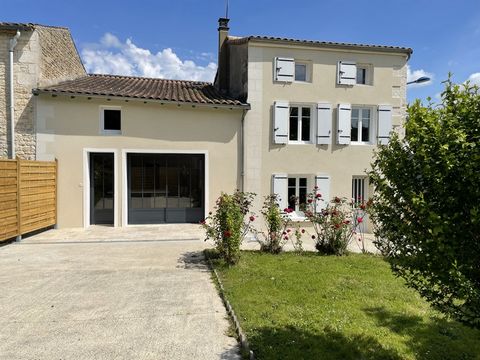 Maison ancienne au coeur du bourg de Bessines. Cette maison entièrement réhabilitée avec gout, vous séduira par la qualité de ses matériaux et de ses prestations. Au rez-de-chaussée une cuisine équipée et aménagée de plus de 25m2, un salon- séjour de...