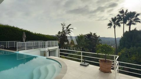 Mit einem Panoramablick auf das Meer, das Dorf Saint Paul und das Schloss von Hauts de Cagnes befindet sich diese Villa in einer Wohngegend und nur wenige Schritte vom Dorf La Colle sur Loup entfernt. Es befindet sich in perfektem Zustand auf einem G...