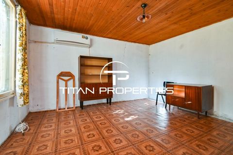 Offre exclusive !! L’agence immobilière Titan Properties - bureau Mladost vous propose une maison dans la ville de Veliko Tarnovo. Kostinbrod. La maison dispose d’un jardin - 527 m². Il est situé dans une rue nouvellement pavée, à proximité de l’auto...