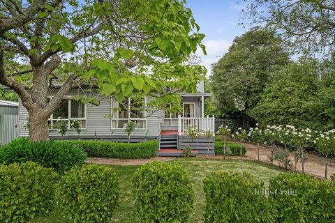 Picture perfect, dressed in delightful grey and white tones, this character weather board delivers a wonderful lifestyle ideally matched to a family or professional couple. Lined with ficus trees and a driveway trimmed by standard iceberg roses that ...