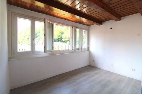 Ref. 68889MBB - HAUTS DE BIENNE Located a few minutes from the city center of Morez (39400), come and discover this atypical duplex apartment of approximately 73m² on the ground - 32.73 m² of living space, completely renovated in 2024, located on the...