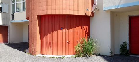 OPORTUNIDADE grande Garagem Box na Tapada das Mercês - Sintra com casa de banho, eletricidade e exterior calmo, numa rua sem saida, este bom espaço tem aproximadamente 25 m2 e pode servir para criar um armazém, escritório ou guardar carro ou moto. Se...