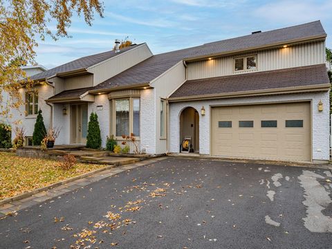 Superbe propriété située dans un secteur recherché à St-Nicolas. Elle saura vous charmer avec ses 3 chambres à coucher situées sur 3 niveaux différents, son chaleureux boudoir avec cellier et foyer au gaz, sa cuisine moderne, son spacieux solarium do...