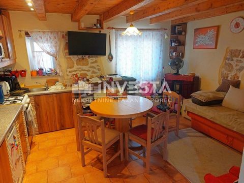 Location: Istarska županija, Poreč, Poreč. Just 6 km from Poreč, a typical Istrian terraced house is for sale. The house spans three floors and has a total area of 106 m². On the ground floor, there is a kitchen and dining area, a living room, and a ...