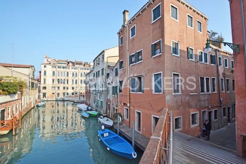 Ort: Dorsoduro, Venedig Nach San Marco sind im Stadtteil Dorsoduro die wichtigsten Museen konzentriert, an die wir uns erinnern: die Accademia-Galerie, die Sammlung Peggy Guggenheim, der Palazzo Venier dei Leoni, das Museum Punta della Dogana - Franç...