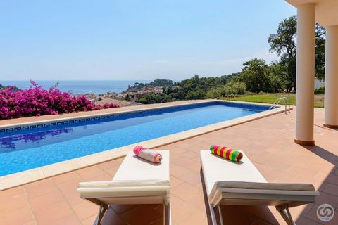 Ontdek uw nieuwe huis in Tossa de Mar! Dit spectaculaire huis biedt een panoramisch uitzicht op de zee, het charmante dorp en het iconische kasteel van Tossa. De grote ramen vangen de schoonheid van de omgeving en nodigen u uit om vanaf het eerste mo...