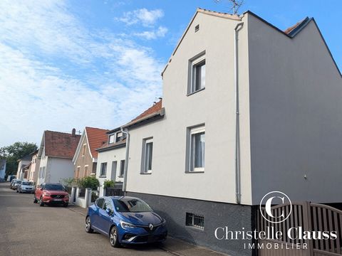 AU CALME - JARDIN - AMENAGEMENTS COMPLEMENTAIRES POTENTIELS Dans une petite rue calme de Lingolsheim, venez découvrir cette maison 5 pièces des années 30 d'une surface habitable d'environ 119m2, sur un terrain de 4 ares 15. Elle comprend : - au rez d...