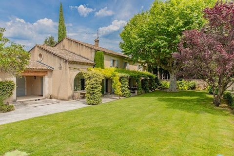 Beautiful mas that has preserved its ancient character, set in superbly planted grounds: olive grove, lavender patches, cypress trees and a long arbor filled with roses, wisteria and irises... The magic of Provence. The gate opens onto a beautiful ol...