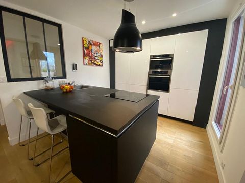 A louer sur ANGERS, quartier LAC DE MAINE bel appartement en duplex de 94 m3 avec terrasses et garage au prix de 1.168 euros/mois C/C. Cet appartement aux prestations de qualité est composé : Salon-séjour ouvert sur cuisine aménagée et équipée, placa...