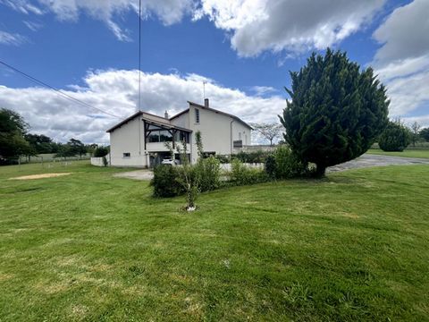 24380 EGLISE NEUVE DE VERGT, LACOMBE Jonathan vous propose cette maison vaste et lumineuse dans un endroit calme et de verdure avec ses deux bâtiments agricoles. Dans ce village accueillant et offrant tous les services, cette maison est construite av...