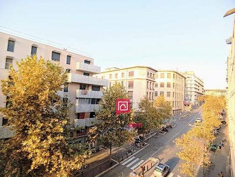 Propriétés-Privées vous propose en exclusivité à la vente ce spacieux appartement T3 de 74 m², situé dans la résidence LE VILLAGE. Ce bien, niché dans un immeuble récent, bien entretenu et sécurisé, vendu avec un box fermé en sous-sol. Ce bien se com...