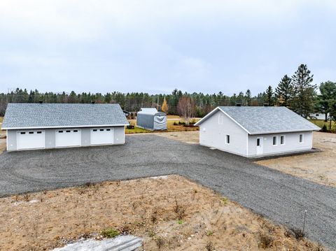 Hochwertige Konstruktion. Entdecken Sie dieses herrliche Haus und die Garage, die mit einer Isolierschalung gebaut wurden, die für ihren Komfort bekannt ist und gleichzeitig eine optimale Isolierung bietet. Hervorragende Schalldämmung und außergewöhn...