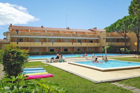 Vakantiecomplex met gezellige rijtjeshuizen, op slechts 500 meter van het centrum van Bibione-Spiaggia. Als u van een strandvakantie houdt, bent u hier aan het juiste adres, want u kunt kiezen tussen het grote zwembadgedeelte met apart kinderbad en h...