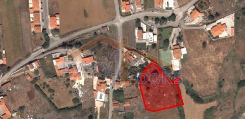 Excellent terrain pour la construction de villa(s) à Serra D’El Rei, situé dans une zone privilégiée du village. Le terrain, bien qu’il soit toujours répertorié dans le livre foncier comme rustique, est en fait déjà urbain dans environ 50% de ses 2 9...