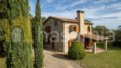 Immergée dans la splendide campagne de la Maremme, à seulement 10 minutes du centre de Scansano, cette charmante villa toscane typique offre l'équilibre parfait entre tradition et confort moderne. A 40 minutes des thermes de Saturnia et Grosseto, la ...