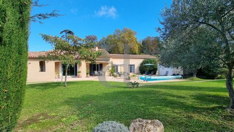 Villa with outbuildings for sale - REGION PERNES-LES-FONTAINES In a rare, peaceful setting, surrounded by nature and within walking distance of the shops, discover this pleasant villa with outbuildings for sale, set in magnificent wooded grounds of o...