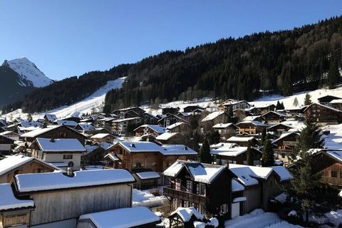 4-room apartment completely renovated, on the 3rd floor (without elevator) of a residence about 500m from the center and 20m from the shuttle stop which serves the Portes du Soleil ski lifts (Pleney / Super Morzine). Quiet while being close to shops,...