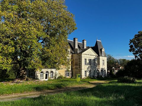 Cette propriété déjà mentionnée en 1437, est entourée de paysages naturels et champêtres typiques de notre région du Poitou. La demeure actuelle fut construite en 1666 et a subi des modification au 19ème. Elle dispose d'une surface de plus de 500 m² ...