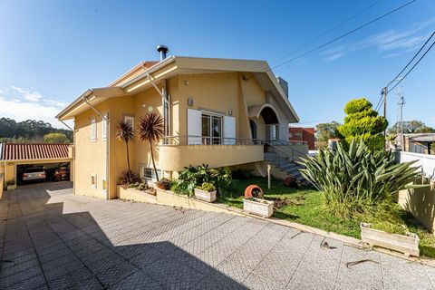 Moradia independente com duas garagens box, inserida em lote de 1100 m2, estrutura impecável em excelente estado de conservação e com acabamentos de qualidade superior e pronta a habitar. É dotada de boa exposição solar com áreas bastante generosas, ...