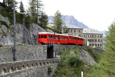 Situato a Les Houches The Rodone Alpes, a sud della Francia, questo chalet dispone di 3 camere da letto per 6 persone. Ideale per amici e famiglie, gli ospiti possono rilassarsi sulla terrazza aperta per godere di una vista fenomenale. La connessione...