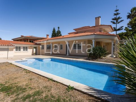 6 Bedroom Villa - Cascais Fantastic villa, a few meters from Quinta da Bicuda, Quinta da Marinha, Farol da Guia, Inserted in a quiet area and with lots of vegetation. This villa has the following features: - Six bedrooms (suites) with built-in wardro...