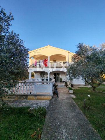 Location: Zadarska županija, Vrsi, Vrsi. ZADAR, VRSI - House with a large apartment, three apartments and a spacious yard with olive trees! A spacious house for sale in Vrsa, a perfect opportunity for a family home or an investment in tourism! Only 8...