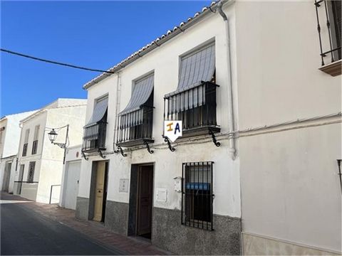 Dit herenhuis met 4 slaapkamers, 2 badkamers en tuinen, patio's en uitzicht op het terras is gelegen in het gewilde Luque in de provincie Cordoba in Andalusië, Spanje. Gelegen aan een rustige straat met parkeergelegenheid op straat direct buiten de h...