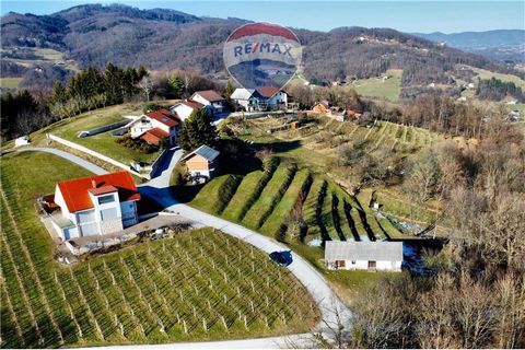 In vendita è un bellissimo terreno edificabile nella pittoresca città di Imenska gorca, nota per la sua posizione idilliaca tra vigneti e splendidi panorami. La proprietà si trova a Kozjansko nelle immediate vicinanze delle famose Terme Olimia, il ch...