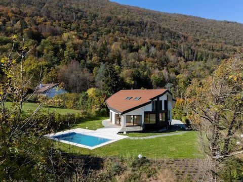 Sur les hauteurs de Sevrier, maison d'architecte neuve Le Belvédère avec sa vue exceptionnelle sur le lac d'Annecy. La villa de plus de 400m² (avec annexes) située sur 3252m² de terrain se compose autour de la pièce maîtresse : son escalier hélicoïda...