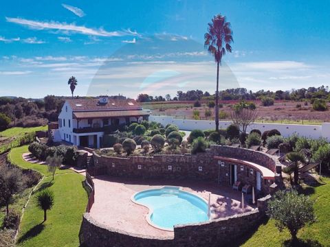 Situé à seulement 3 km de la charmante ville et des plages de Zambujeira do Mar, ce magnifique domaine de campagne offre une combinaison unique de confort moderne et de charme rustique. Bordée par un ruisseau serein, la propriété est une oasis privée...