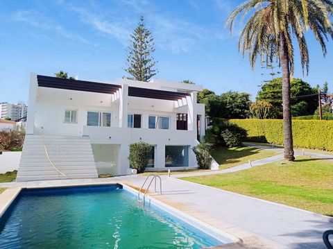 Located in Nueva Andalucía. Fantastic Villa located in Nueva Andalucia, Marbella, with beautiful panoramic views over the sea and La Concha mountain.The property is surrounded by the best golf courses, within walking distance of all services and a sh...