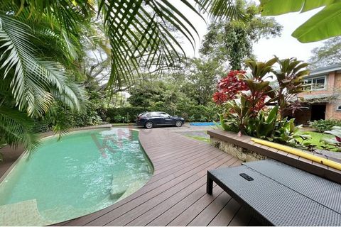 Questa splendida casa di lusso, situata in un condominio sicuro a Escazú, San José, Costa Rica, è un vero capolavoro architettonico che fonde perfettamente eleganza e comfort. Costruita con mattoni di adobe, la casa emana fascino e calore dal momento...