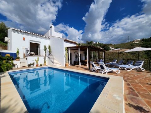 Detached Villa in Frigiliana, with 3 bedrooms, on a plot of 6,674 meters, with swimming pool, parking area, garden with fruit trees and a large terrace with views of the Mediterranean Sea. Located in the countryside, it has access through a concrete ...