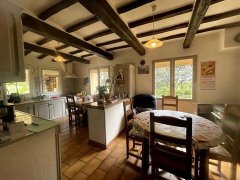 En exclusivité au coeur du Luberon, Villa sur étage avec un sous-sol. Au RDC : une pièce de vie spacieuse donnant sur une terrasse plein-sud, une cuisine équipée, une chambre avec salle d'eau et WC. A l'étage, 4 chambres dont une chambre avec un accè...