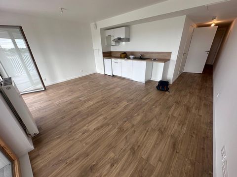 salon séjour,terrasse de 22 m2,trois chambres,salle de bain,wc ,deux box. Le bien comprend 2 lots, et il est situé dans une copropriété de 24 lots (les charges courantes annuelles moyennes de copropriété sont de 0.01 € et le syndicat des copropriétai...