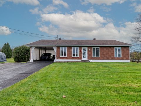 Voici la parfaite maison FAMILIALE ! Soigneusement entretenue au fil des années, elle a beaucoup à offrir. Sans voisin arrière, son terrain vous offre plus de 13 000 pieds carrés de vue sur les champs, avec sa piscine, son cabanon et patio, amenez-en...