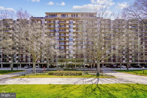 Spacious, bright and airy 1 bedroom 1 bathroom condo filled with natural light. Fresh paint, new floors, new kitchen counter tops and other improvements make this property move-in ready! Take advantage of the private balcony, perfect for quiet moment...