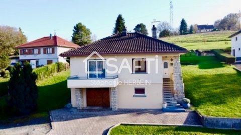 Située dans la charmante commune de Fesches-le-Châtel (25490), cette maison bénéficie d'un environnement calme et familial, proche de toutes les commodités. Avec une surface du terrain de 986 m², les espaces extérieurs offrent un cadre de vie agréabl...