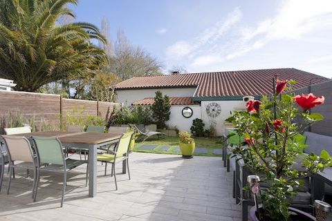 Charmante maison mitoyenne de type 5. Elle offre trois chambres, un bureau pouvant faire office de chambre d'appoint, un séjour lumineux, ainsi qu'une jolie terrasse avec un jardin bien exposé, idéal pour profiter du soleil. Située dans un quartier r...