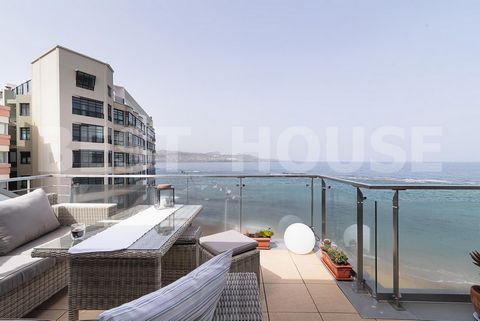 IDÉAL POUR LES INVESTISSEURS. RENTABILITÉ GARANTIE. Duplex penthouse situé en première ligne de Playa Canteras (près de Playa Chica). En parfait état d'habitabilité. Il occupe une surface construite de 76m2 et se compose de 2 chambres doubles. 2 sall...