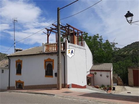 Exclusief voor ons. Gelegen in het mooie dorpje La Fuente Grande, dichtbij de historische stad Almedinilla in de provincie Cordoba in Andalusië, Spanje. Dit herenhuis van 167 m2 is de perfecte mix van een stijlvolle inrichting en originele kenmerken....