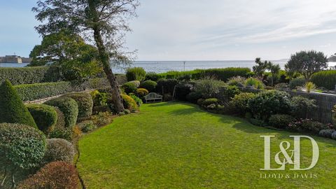 Delphine de BILLY-PIERRE vous présente la villa SEAVIEW où l'Art, le Design et l'Art de vivre sont intimement liés ! Véritable 'Perle Rare' nichée à l'abris des regards...5 chambres, 9 pièces sur 250 m2 avec grand terrain à deux pas du port de plaisa...