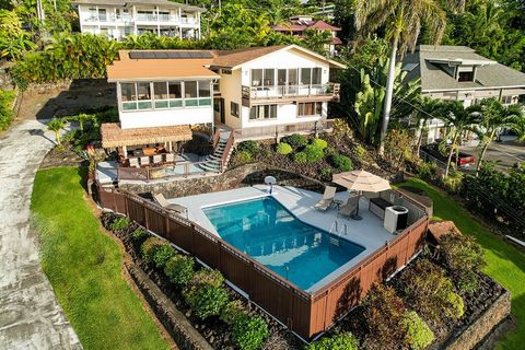 Paradis tropical avec vue sur l’océan et espace pour tout le monde Bienvenue dans cette superbe maison de 4 chambres et 3,5 salles de bains, conçue pour les familles nombreuses ou multigénérationnelles. Située sur un terrain clôturé et clôturé, cette...