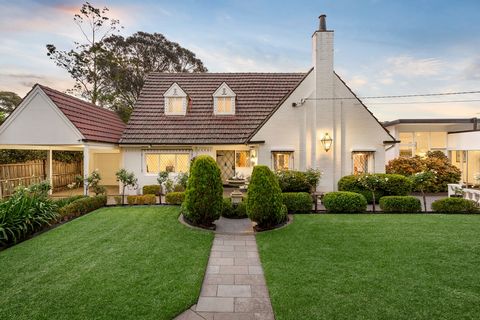 Decide the future for this grand-scale estate, where a cherished Cape Cod home, tennis court and indoor pool sits on 1368sqm* of land. Designed to make the most of its vast 31.5 metre frontage, 7-9 Bateman Street is home to an updated 1940s four-bedr...